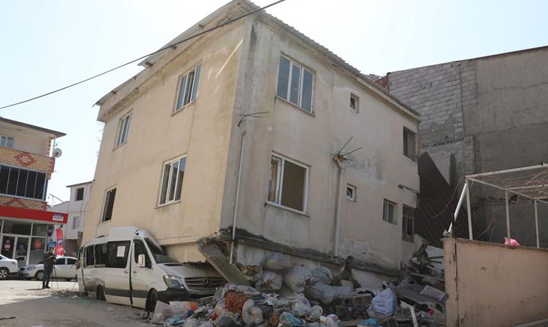 Binanın yıkılmasını minibüs önledi