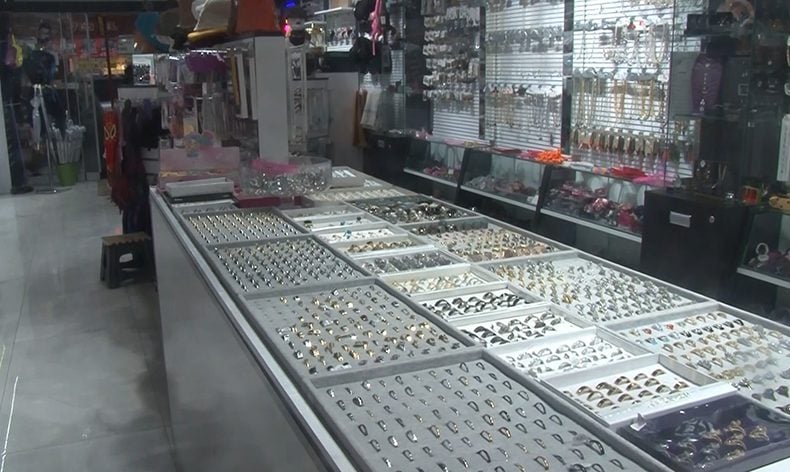Yüzükleri ağzına koyarak çaldı