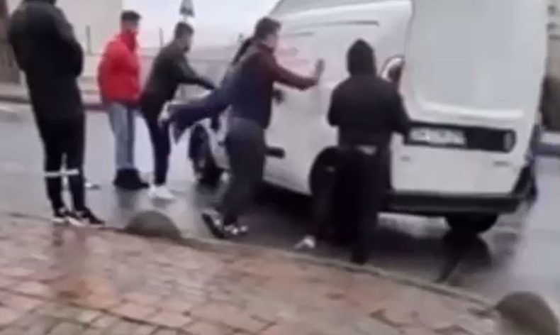 Kaza yapan aracı düzeltirken altında kalıyordu