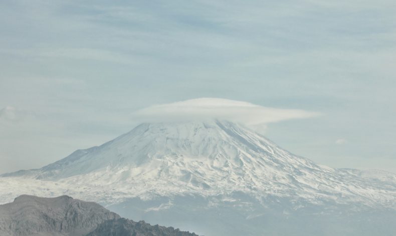 Ağrı Dağı buluttan şapkasını taktı