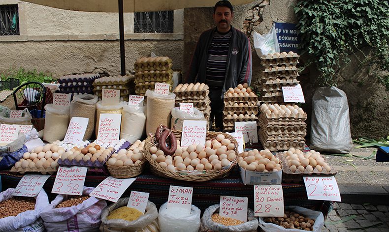 Ege şivesiyle yazdığı notlar görenleri gülümsetiyor