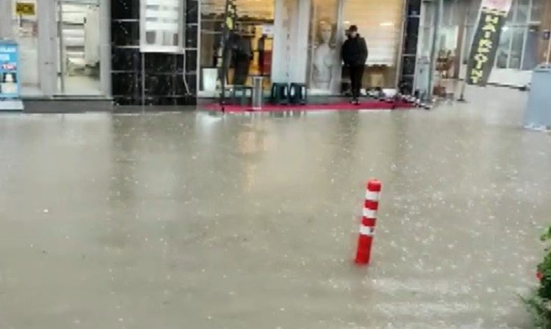 Cadde ve iş yerleri sular altında kaldı