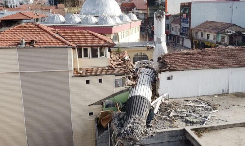 Cami minaresi apartmanı ikiye böldü
