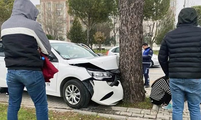 Aday sürücü sınavda kaza yaptı