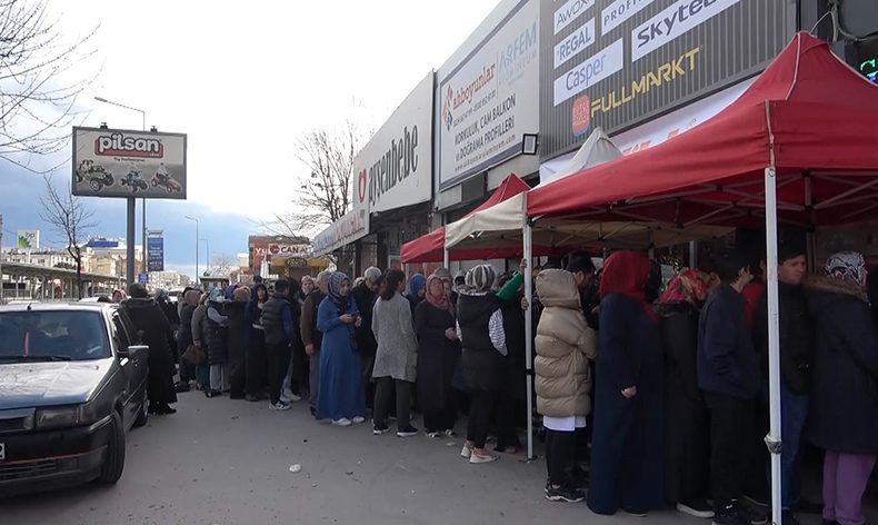 Bursa’da indirim kuyruğu, fiyatları duyan buraya koştu
