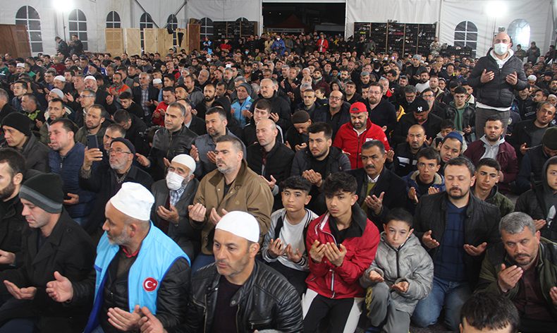 Berat Kandili’nde eller semaya açıldı