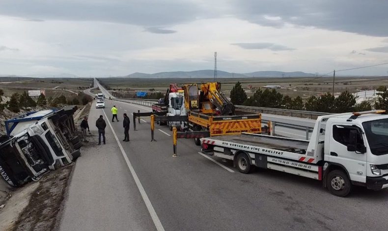 Kimyasal madde yüklü tır devrildi panik yaşandı