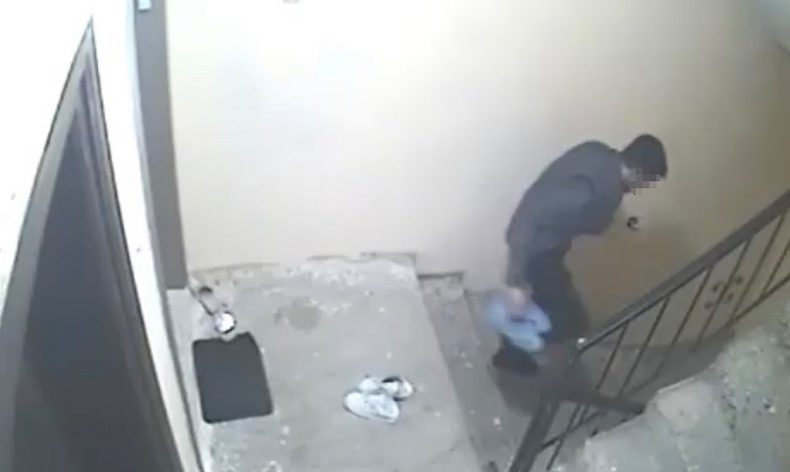 Terlik çalınca kendi ayakkabılarını bıraktı