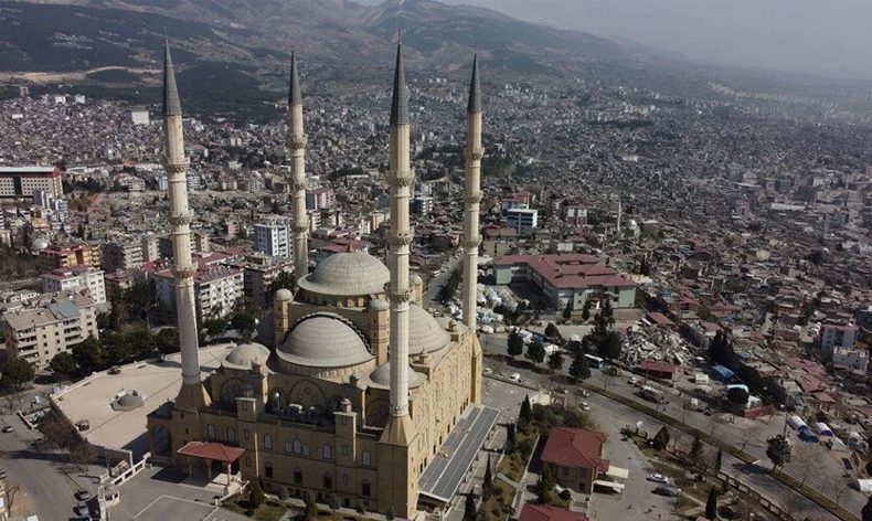 Cami depremlerin ardından ibadete kapatıldı