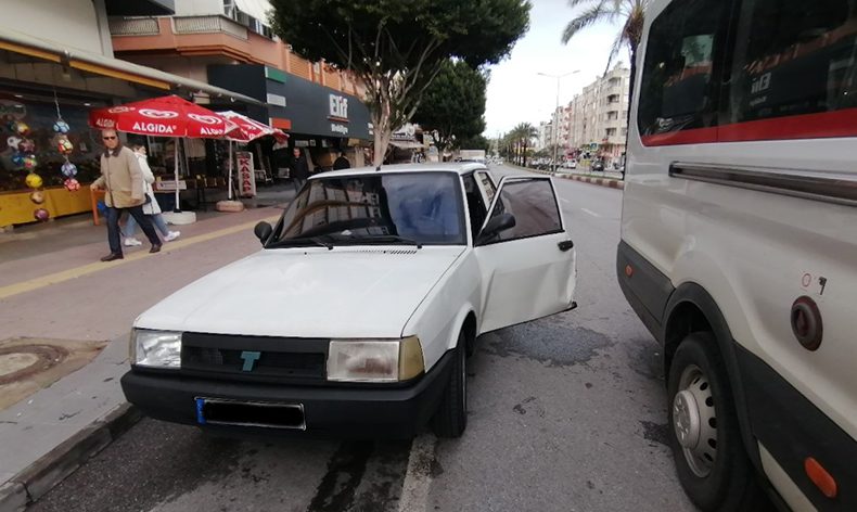 Otomobilin kapısını açtı, hastanelik oldu