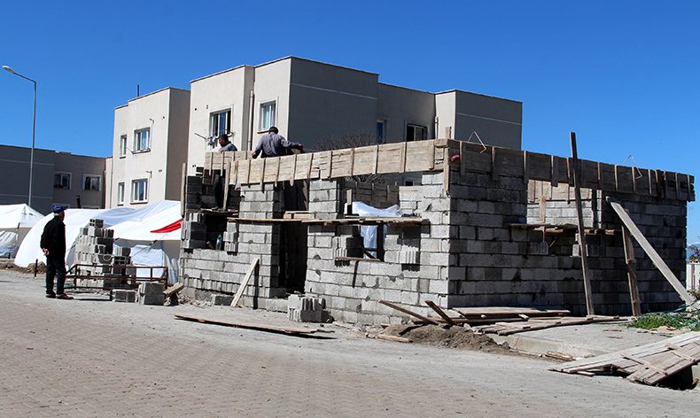 Depremzede muhtar fırın inşasına başladı