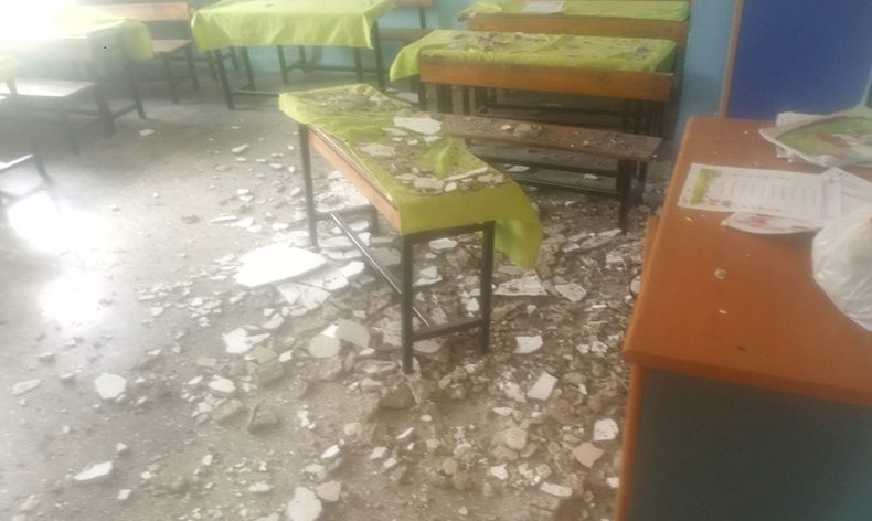 Okulda tavan sıvası düştü, 2 öğrenci yaralandı