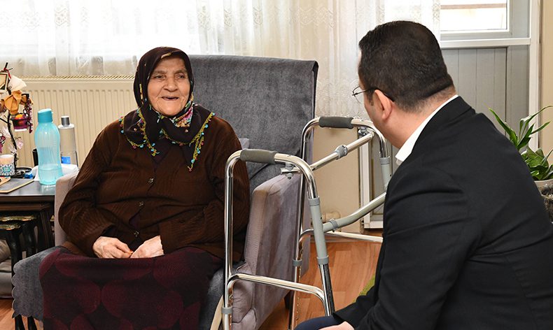 Mavi kapaklar depremzedeye umut oldu