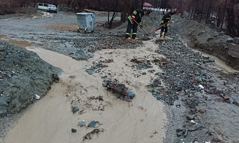Sağanak sonrası su taşkını oluştu