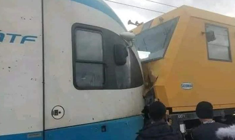 Cezayir’de yük treni tramvayla çarpıştı