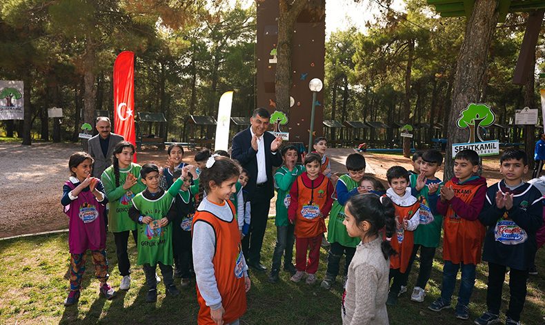 Yetim çocuk ve anneleri misafir edildi
