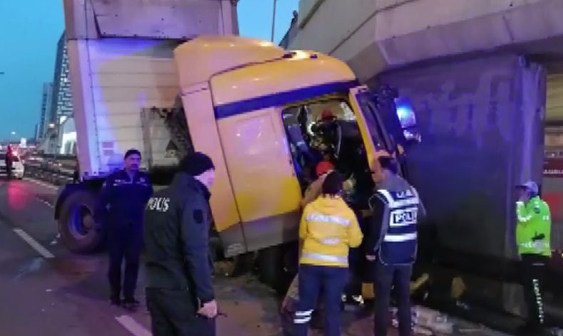 Tır üst geçide çarptı, şoför araç içinde sıkıştı