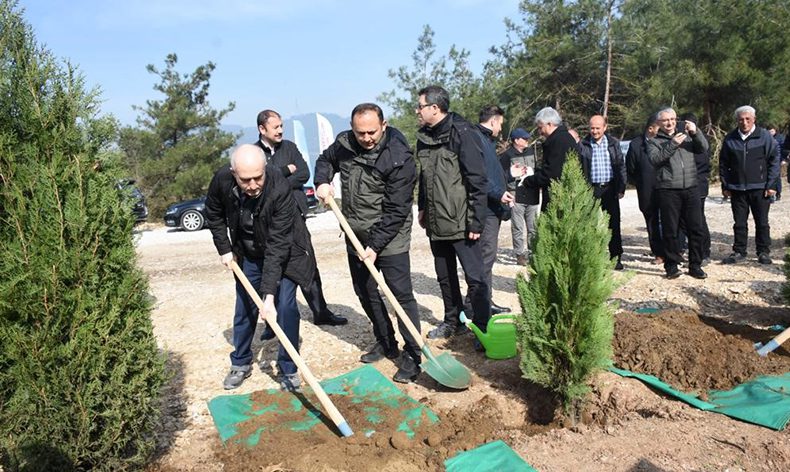 Depremde hayatını kaybedenler için 8 bin fidan dikildi