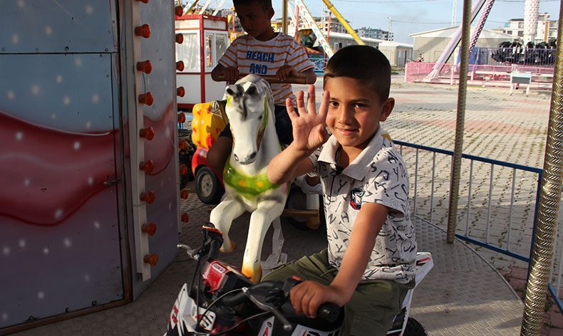 Hatay’da lunapark çocukların yüzlerini güldürdü