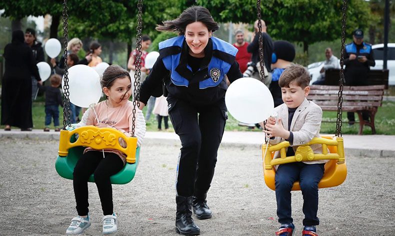 Polis çocuklarla langırt oynadı
