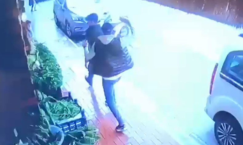 Kardeşinin kaçtığı kişiyi sokak ortasında darbetti