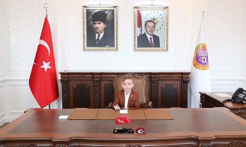 Vali koltuğu şehit çocuklarına emanet