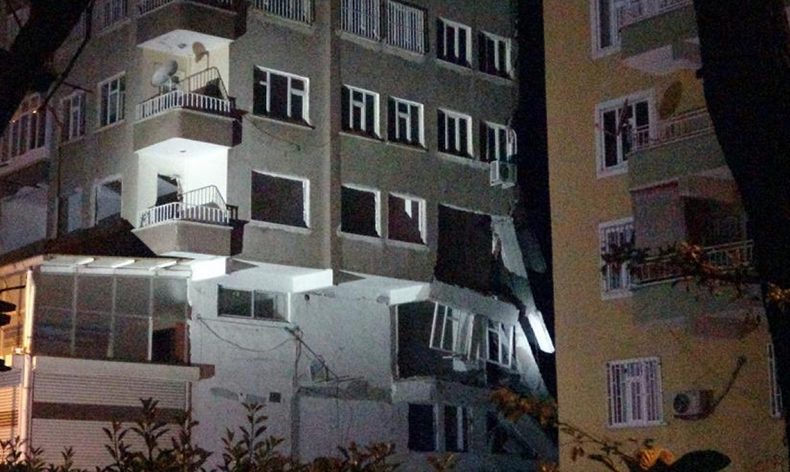Ağır hasarlı binanın bir bölümü çöktü