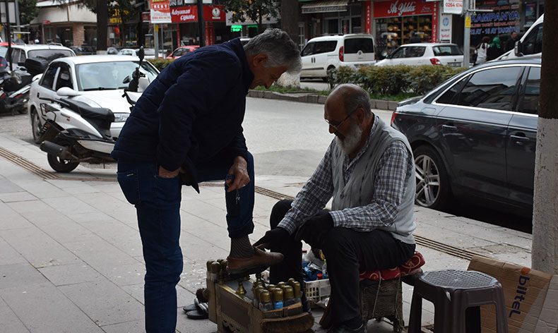 Ayakkabı boyayarak 6 evlat büyüttü