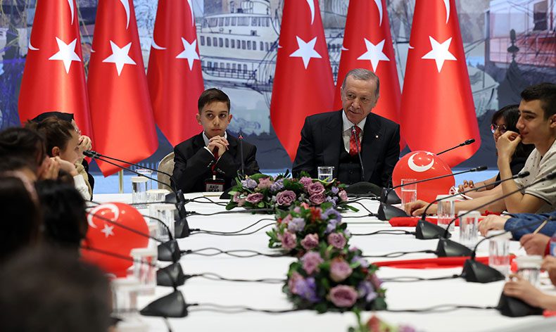 Cumhurbaşkanı Erdoğan, depremzede çocukları kabul etti
