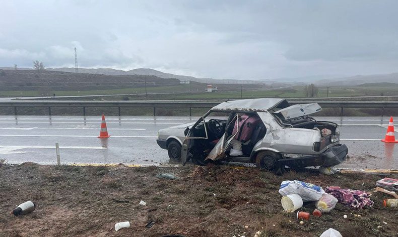 Sivas’ta tırla otomobil çarpıştı