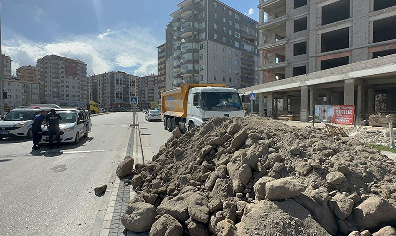 ‘Arsa benim’ dedi, kum döktürüp yolu kapattı