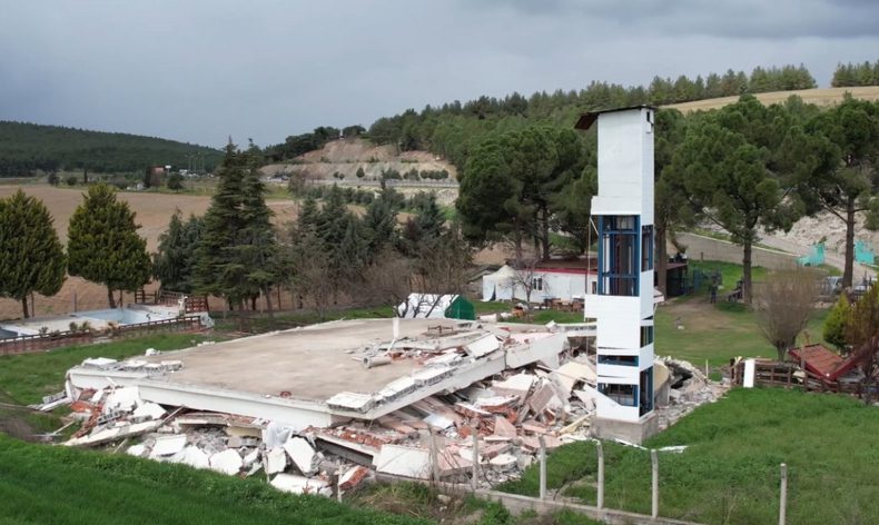 Bina yıkıldı, asansör kulesi ayakta kaldı