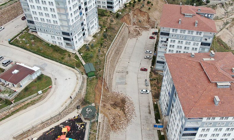 İstinat duvarları yağışın etkisiyle çöküyor