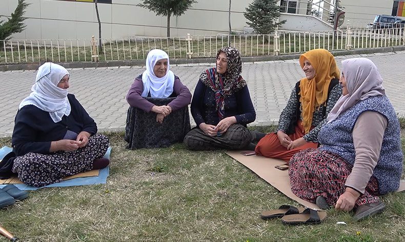 Memleketlerinden uzak, yarım, buruk bayram