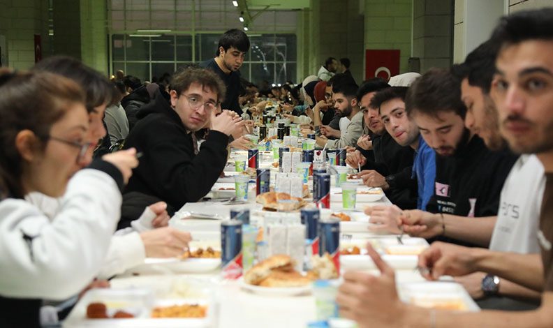BTÜ Rektörü iftarda öğrencilerle buluştu