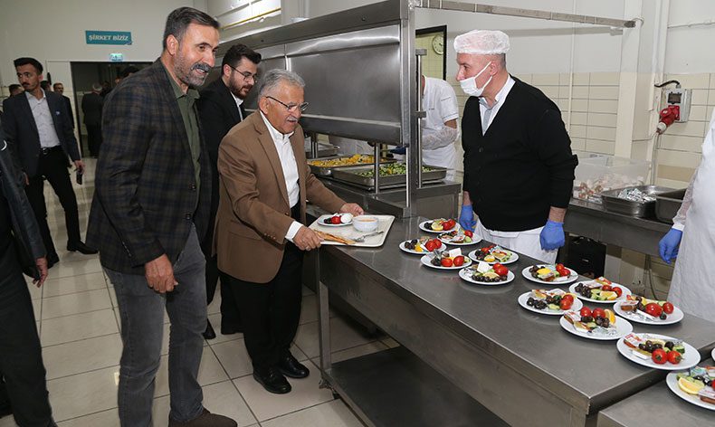 Bakan Akar sahuru mobilya işçileriyle yaptı
