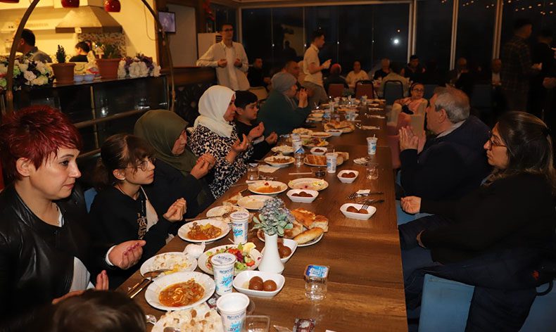 Kaymakamlıktan depremzedelere iftar