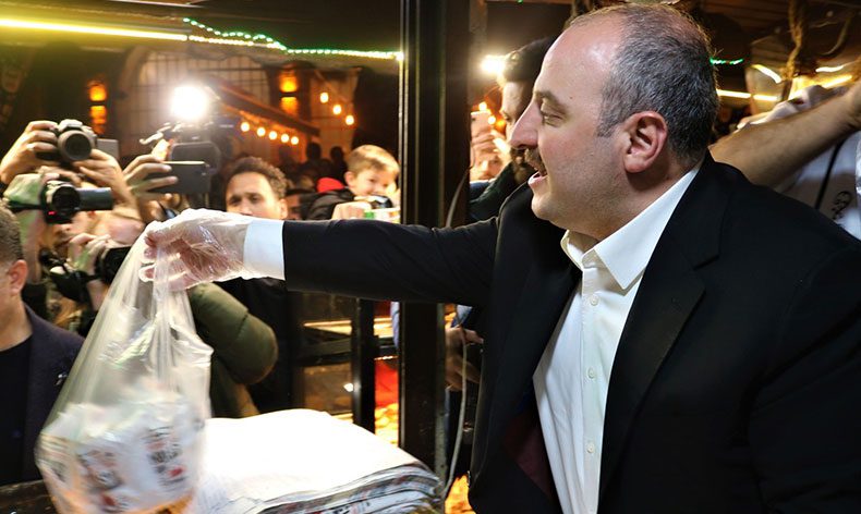 Mustafa Varank sahurda gençlerle buluştu