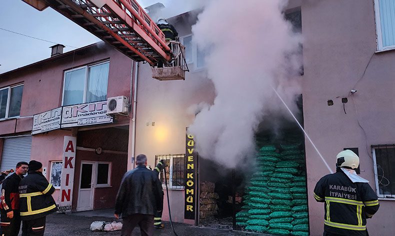 Kömür satış dükkanından yangın paniği
