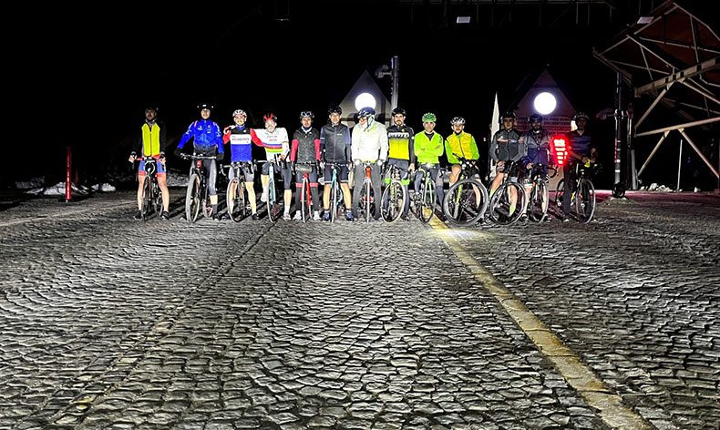 Bursa’da bisiklet tutkunları iftar sonrası Uludağ’a pedal çevirdi