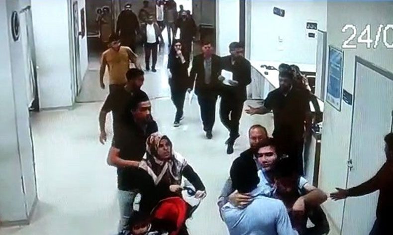 Sağlık çalışanlarına tekmeli, yumruklu saldırdı