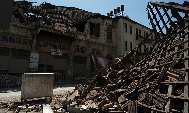 Tarihi cadde enkaz yığınına döndü
