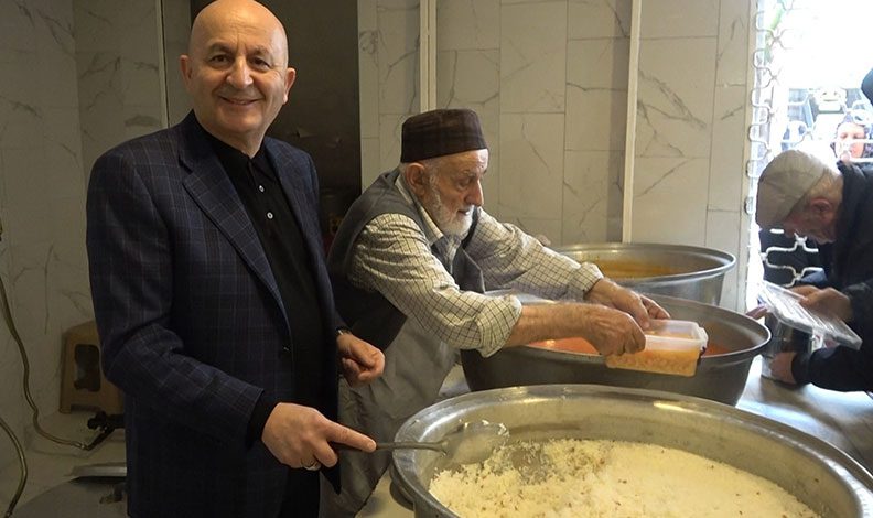 33 yıldır iftar yemeği dağıtılıyor