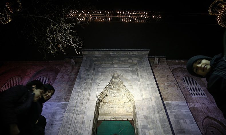 “Dünyada bir yolcu gibi ol”