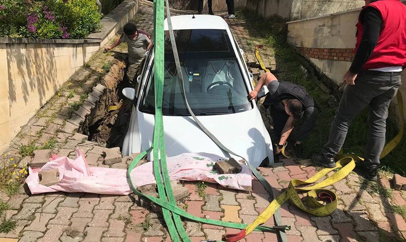 Otomobil çöken yola düştü