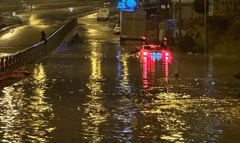 Yollar göle döndü, sürücüler zor anlar yaşadı