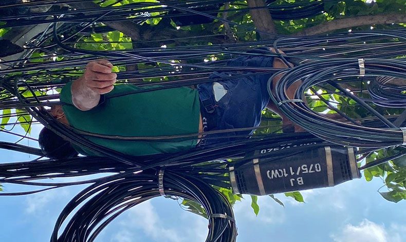 Elektrik tellerinin üzerinde uyuyakaldı