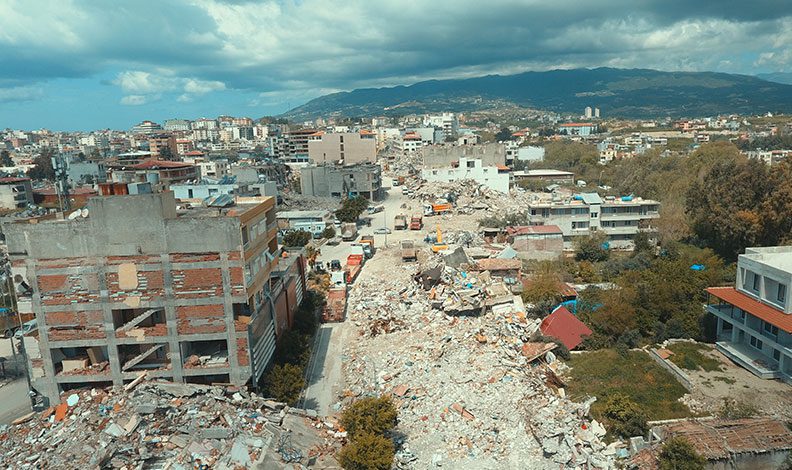 Samandağ’da enkaz kaldırma çalışmaları