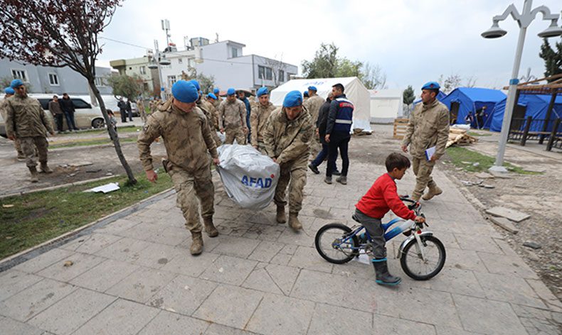Komandolar deprem bölgesinde yaraları sarıyor