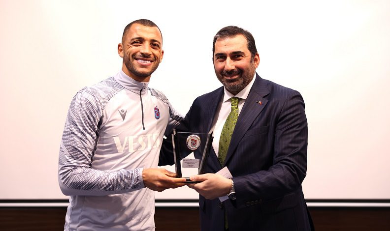 Trabzonspor’dan Vitor Hugo’ya teşekkür plaketi